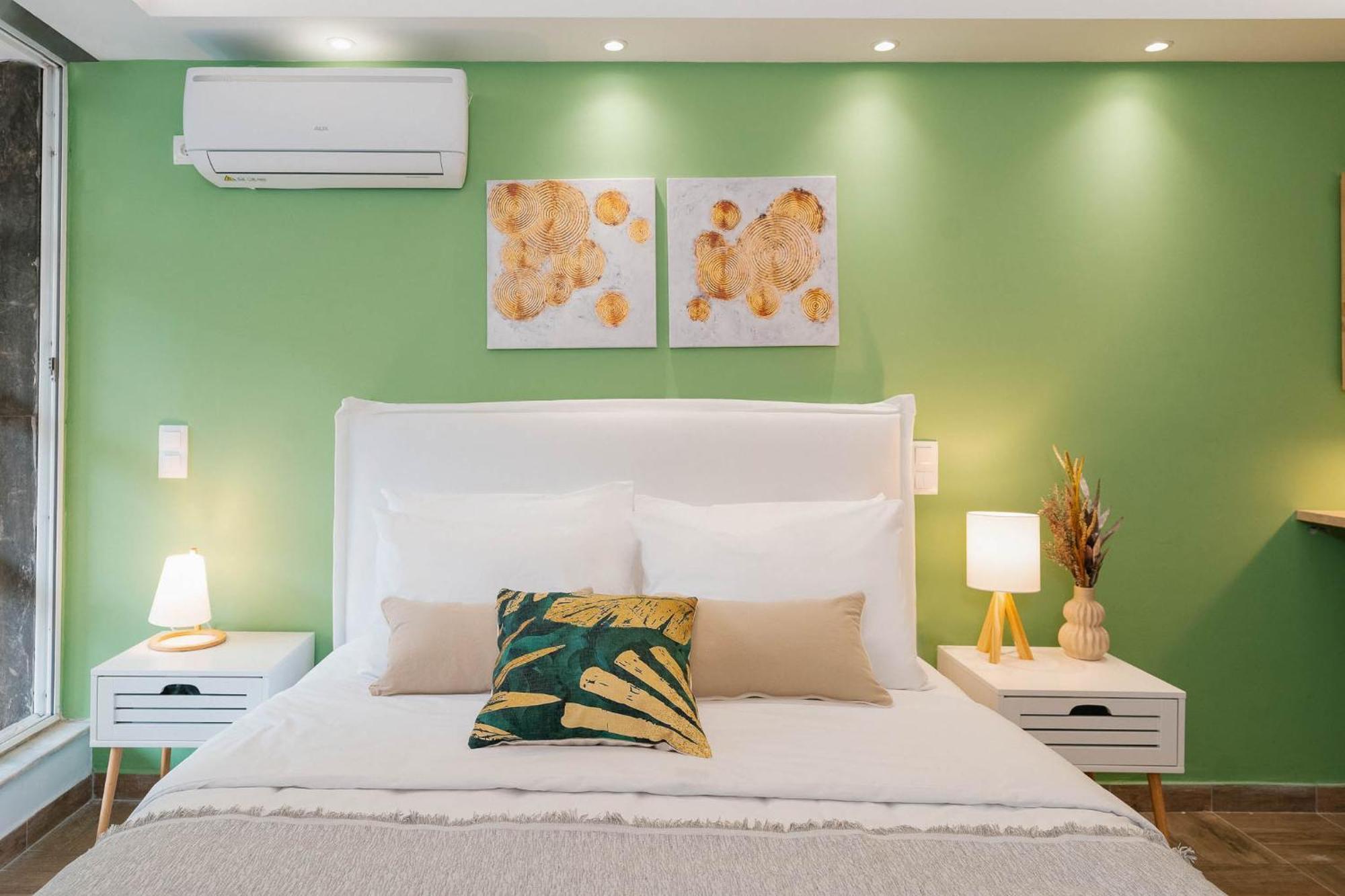 Phaedrus Living: The Emerald * Athènes